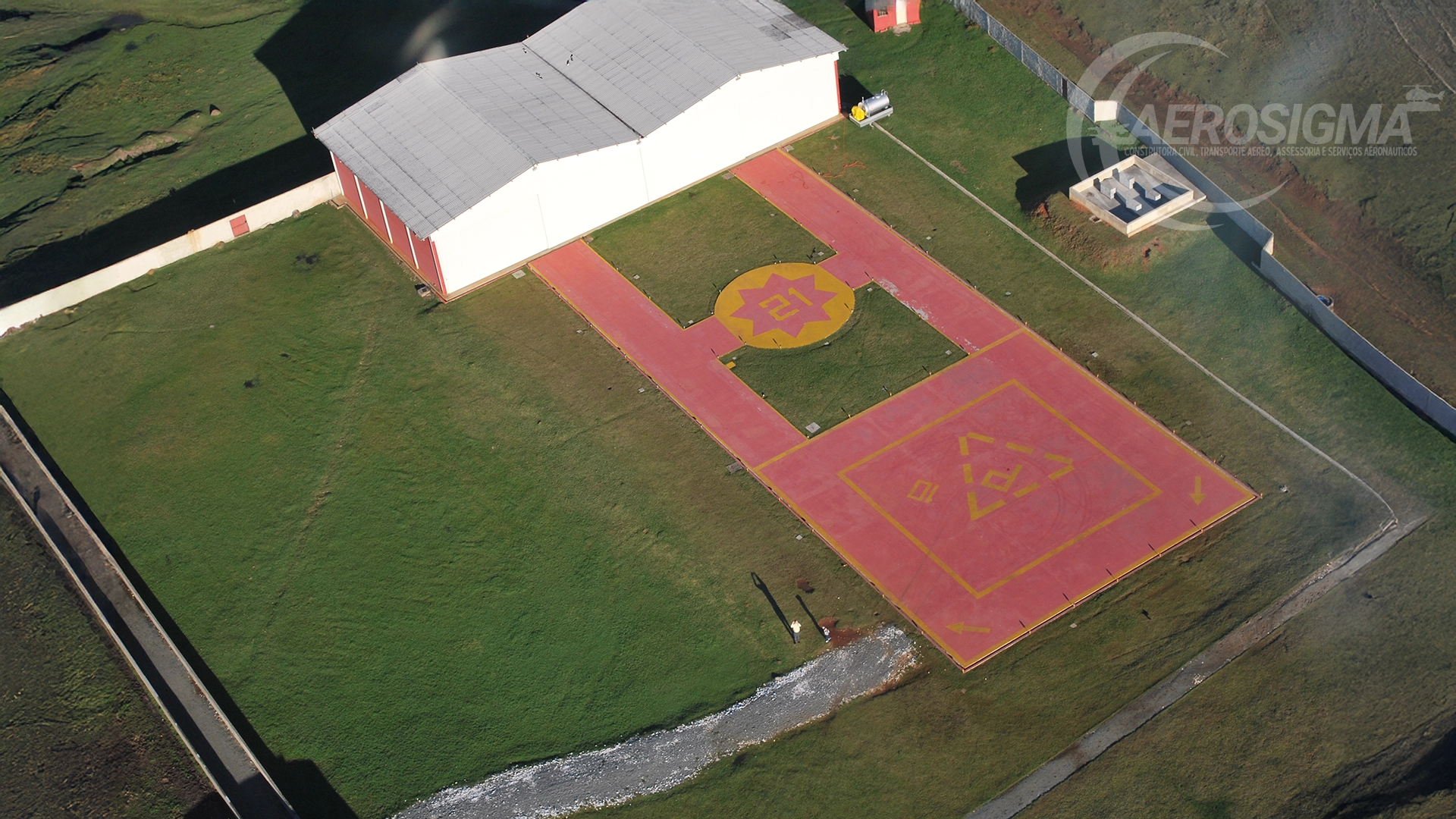 Heliponto regularizado com helicóptero posicionado e sinalização adequada, representando a importância do registro conforme a ANAC.